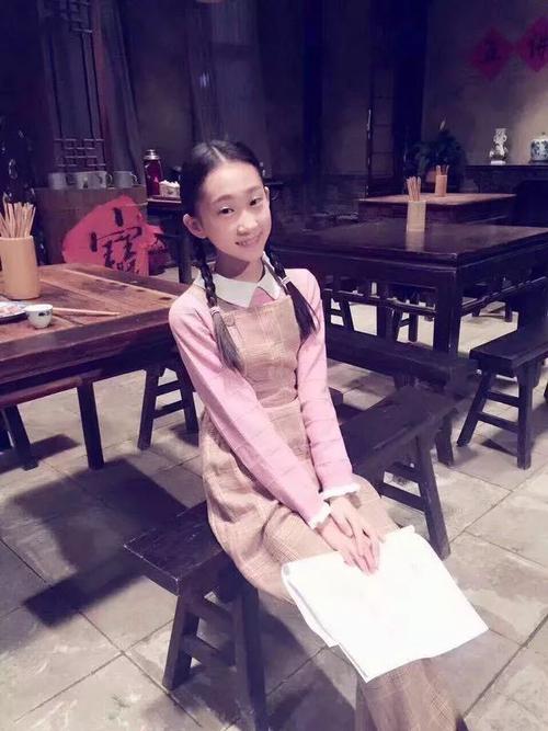 竞文13岁时饰演蒋雯丽与倪大红的女儿徐静天.如今已是15岁的大姑娘啦!