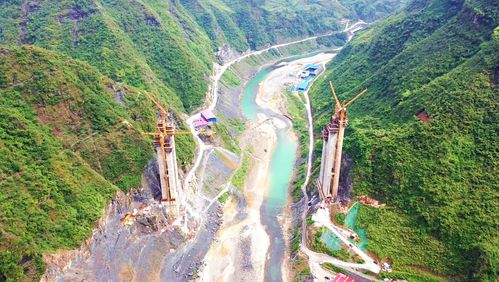 重庆石黔高速郁江河特大桥首个主墩封顶
