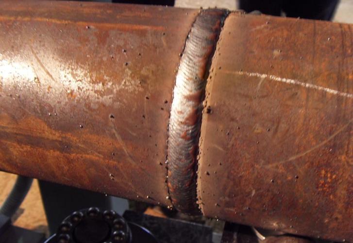  p>坡口焊是用通常的焊接装置进行的,这种装置包括支承一电极(5)和一