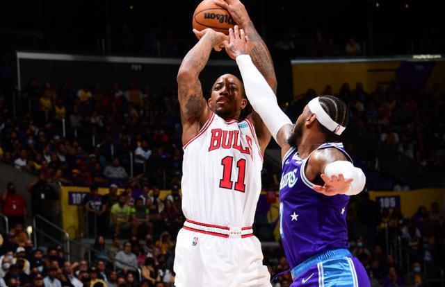 球哥三分命中,拉文扣篮得分,浓眉德罗赞互飙中投.