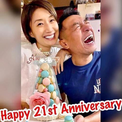 结婚21周年,姜皓文晒与老婆合照,笑到见牙不见眼