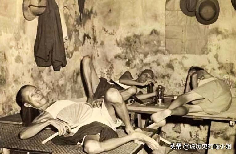 晚清鸦片馆真实场景:男子瘦骨嶙峋,女子媚态百出,任人随意摆布