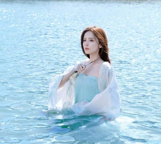 古力娜扎上演最美貂蝉,一身浅薄淡妆入水,回头的那一瞬间沦陷了