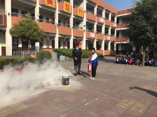 高庙小学11月9日,新阳镇开会安排本周重点工作.机关全体同志参会.