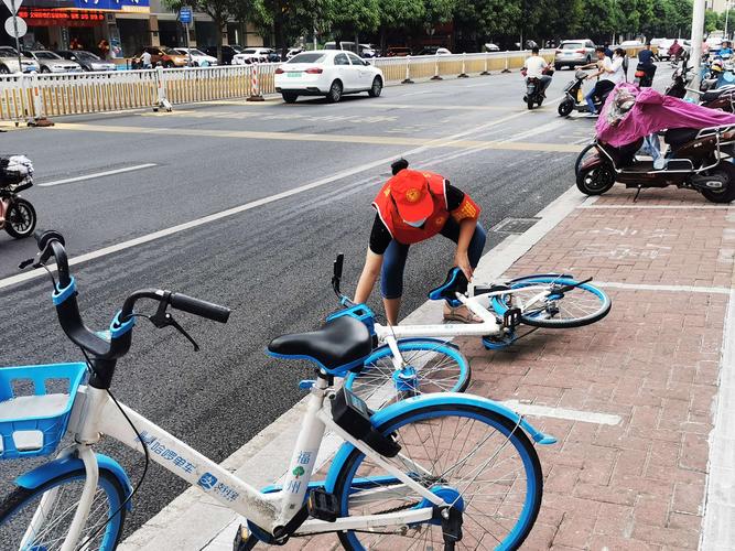 俯身扶起共享单车,让美丽的福州更整洁