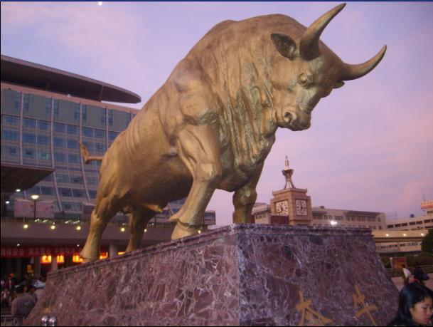 昆明火车站奔牛铜雕
