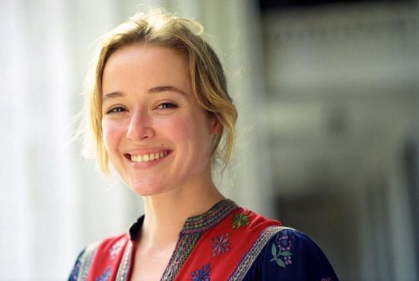 and television arts) 1998年由于演出wilde(心太羁)被提名最佳女配角