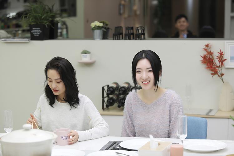 独自一人玩起了过山车;趁钟嘉骏不在,陈溥江终于对熊珍珍大胆表达关心