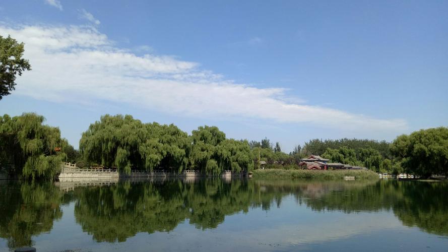 绣江河公园拥有独特的建筑风格和深厚的文化内涵,所有雕塑彰显了章丘