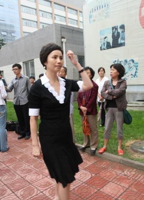 的看法表示深度理解,并即刻做出反应:叫张天蔚安排她和2位老人见面,眼