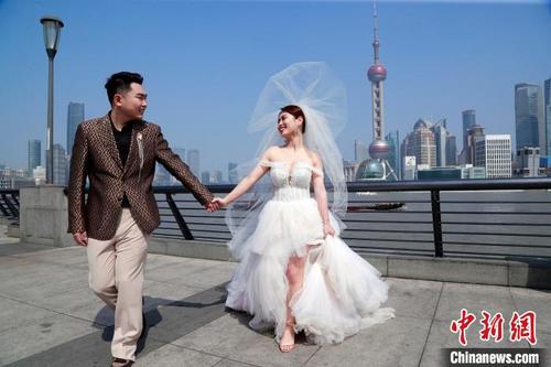 新人在外滩观光平台拍婚纱照. 汤彦俊 摄