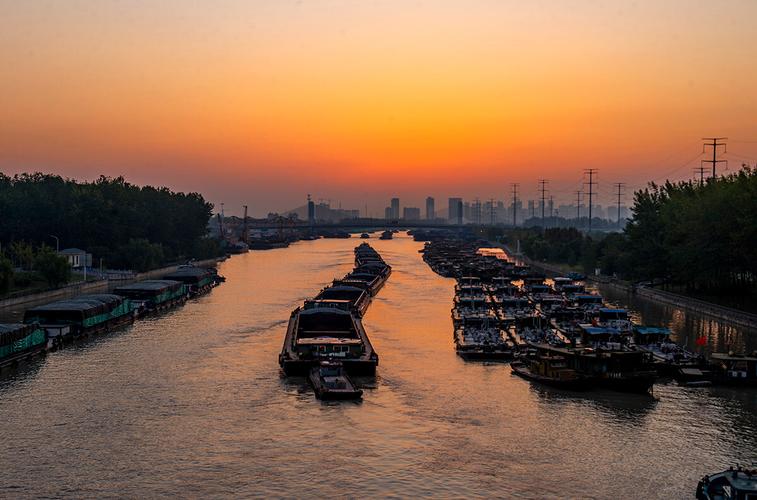 繁忙的京杭大运河