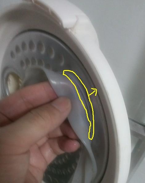 美的 电饭煲 盖子里的 密封胶条 塞不回去了,怎么办啊
