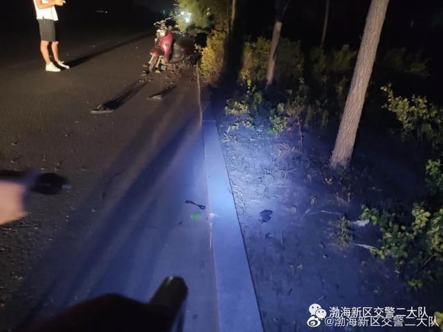 一男子酒后驾驶摩托车撞树,头破血流|一盔一带