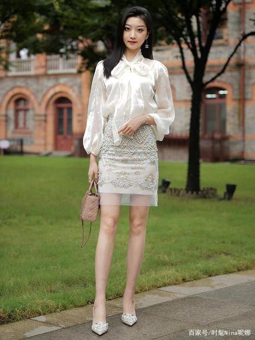 女人过了30岁,夏天这样穿衣搭配,高级时髦有魅力