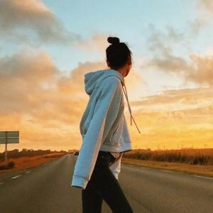 在马路上的背影女生头像