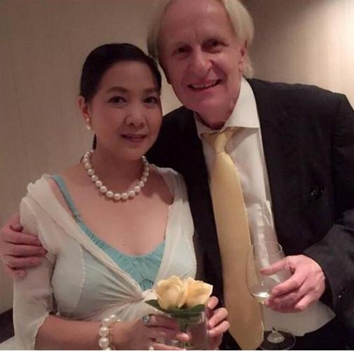沈丹萍与德国老公在一起时真优雅平时打扮的贵气看着挺年轻