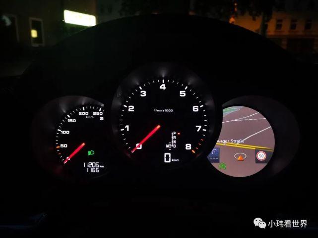 头枕的保时捷标志是没有的) 方向盘左侧的那个手柄是定速巡航控制手柄