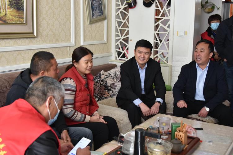 11月3日,县委常委,副县长胡发贵先后到沂城街道阳东小区,许家湖镇河东