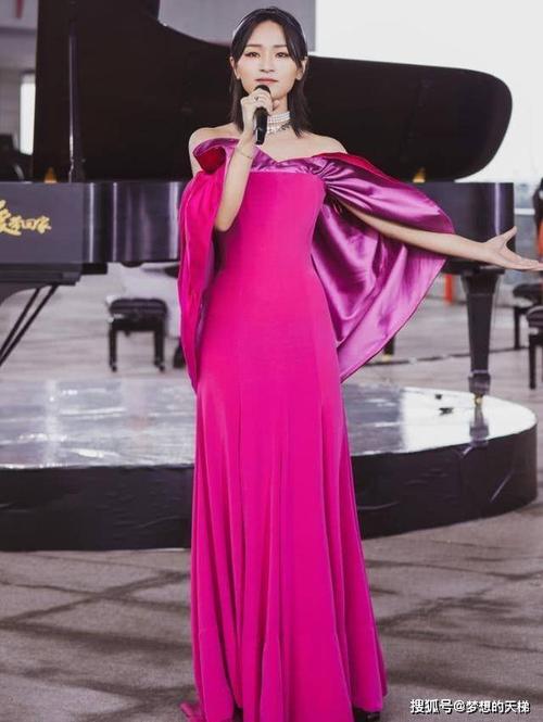 假小子周笔畅变美了,一袭玫红色裙装女人味十足,美得不敢认