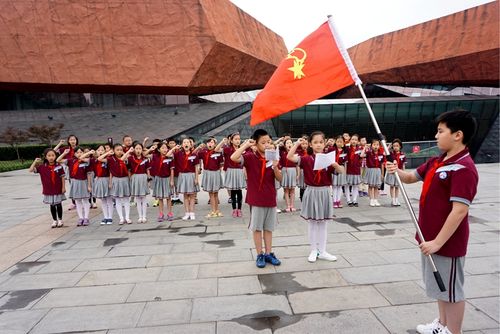 为了更好地走进辛亥历史,理解武汉精神,增强小学生的爱国意识,历史