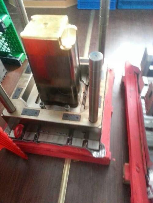 供应各种型号塑料垃圾桶模具厂家