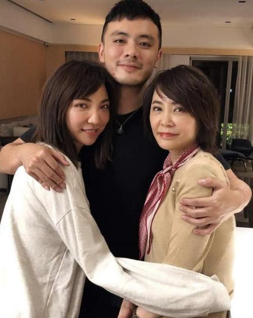 柴智屏的女儿高隽雅现年27岁,在台湾以演员身份出道,2008年参与了个人
