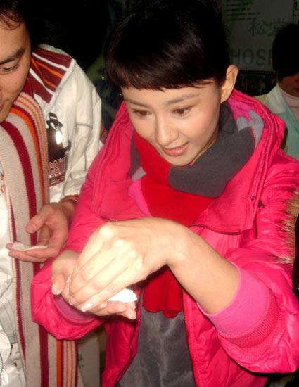 刘立淇率众艺人送温暖 师妹周奇奇做义工(附图)