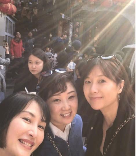 徐静蕾晒近照自黑变胖了,45岁毫无老态,青春洋溢状态超好!