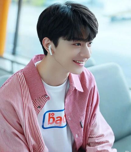 大概除二这个姿势,林一再也想不到其他的拍照动作了吧