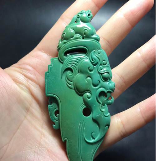 绿松石毛料原石雕刻 仿古龙府上有龙背云雕件大牌兽面