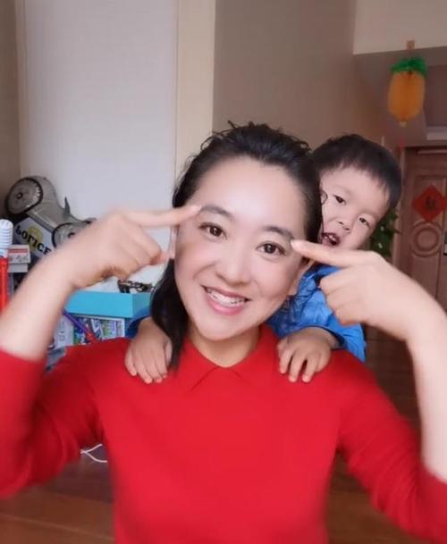 央视主持月亮姐姐罕晒照面色红润状态好与小鹿姐姐同框引回忆