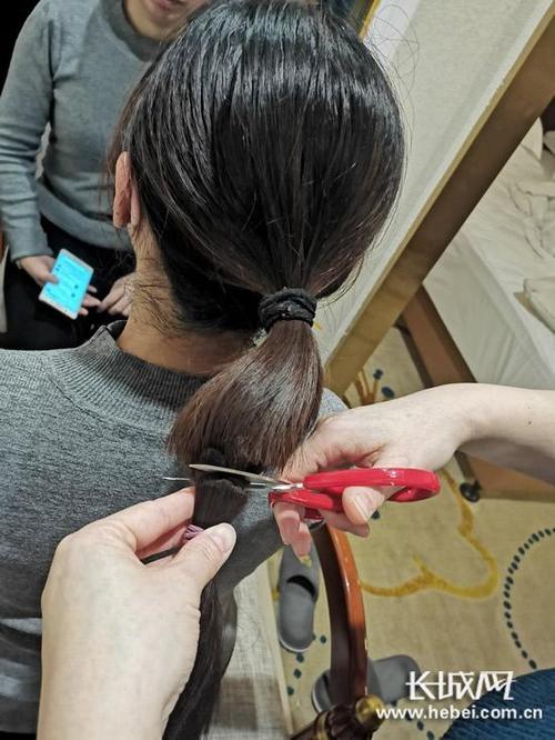 3.女医生女护士把长发剪短了