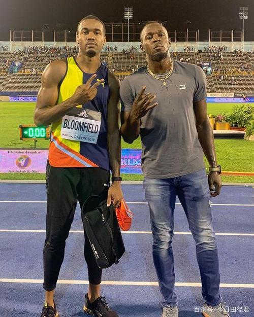 但博尔特来到现场亲自祝贺他,布隆菲尔德身高1米98,比博尔特高2厘米