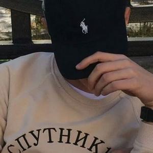用傲慢掩饰伤心的男生微信头像