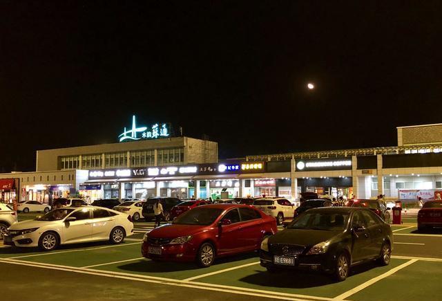 苏通大桥东服务区目前秩序井然,停车位充足.