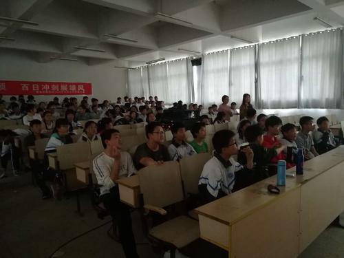 巢湖学院附中组织学生观看爱国主义教育电影