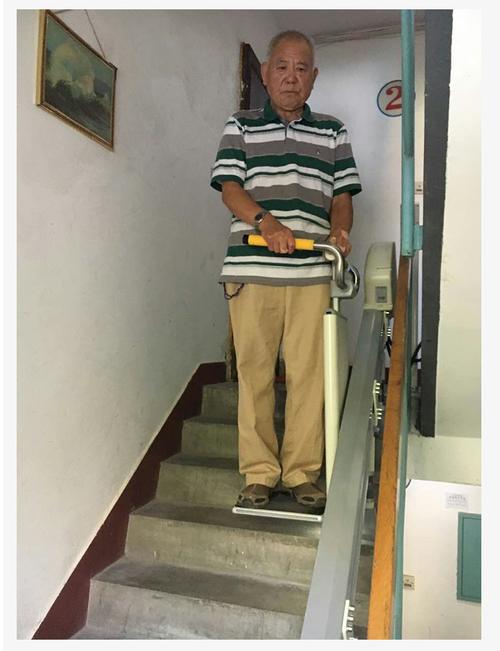 踏板式楼道电梯老年人上楼机小区分段式上楼机楼道站立式电梯