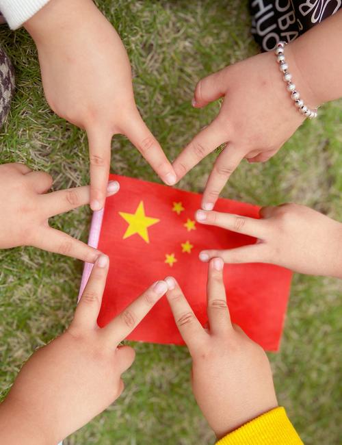 大二班主题活动分享《拥抱祖国》