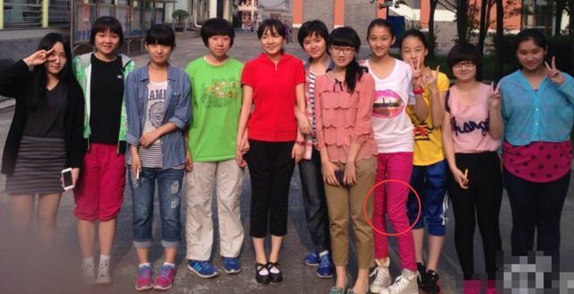 关晓彤中学是公认的校花?看她和同学的合照就明白,活该被人喜欢