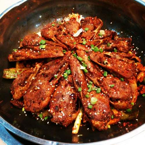 传香阁技术研发人员在川菜" a target="_blank" href="/item/干锅菜