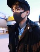 王俊凯棉衣口罩冬日机场帅气写真图片