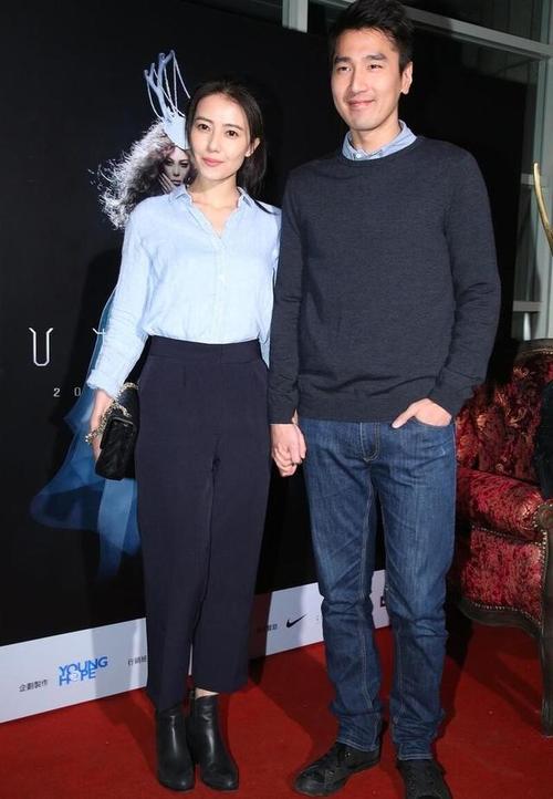 高圆圆和赵又廷穿情侣装秀恩爱牵手出行满是甜蜜七年还在热恋