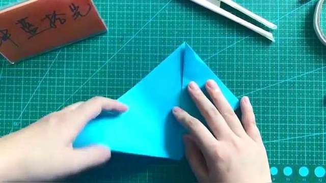 手工折纸小姐姐教你折花朵扇子五彩缤纷非常可爱