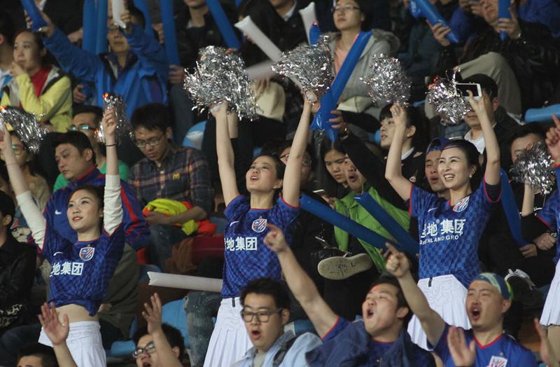 前天晚上,申花在客场1比0小胜广州富力,球队获胜,看台上的美女球迷忙