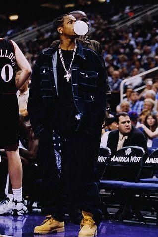 请问有没有人有艾弗森01年总决赛跨过泰伦-卢的图片和