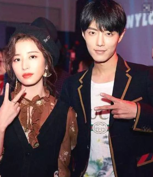 肖战合照时都是"乖巧手",唯独对一个人特殊,不但主动还直接上手