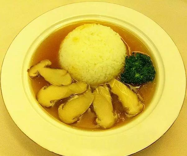  p>松茸捞饭是一道由冻松茸,香米饭,鲍汁等做成的美食. /p>