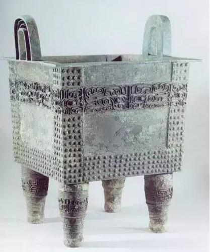 这种兽面纹,以动物的面部为中心,神态生动,形状复杂多变,或似