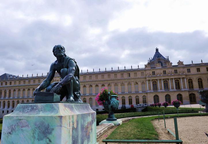 凡尔赛宫及其园林拉多娜水池园的中轴线上是两座著名的水池:拉多娜池